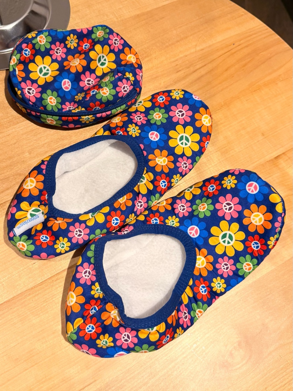 Snoozies Grip Slippers in Travel Pouch zipper Daisy Pattern Large